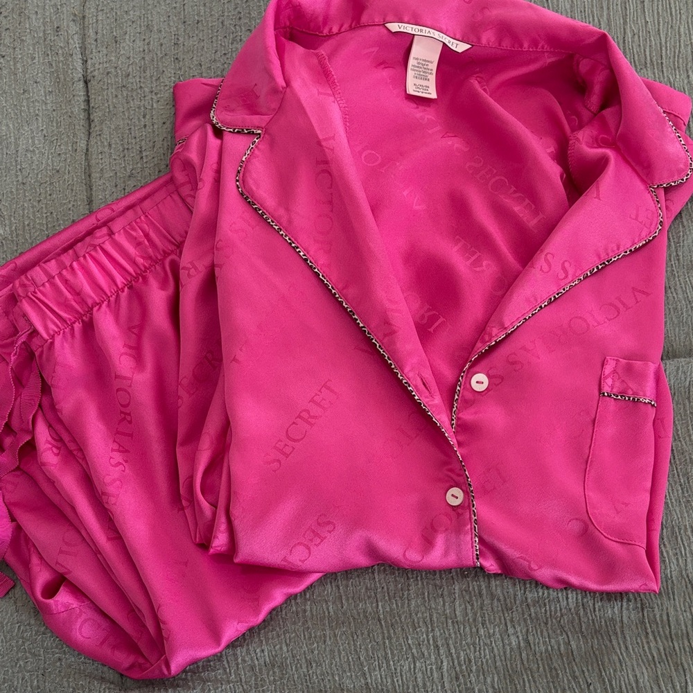 Victoria’s Secret pajama set with leopard detail, size extra large.